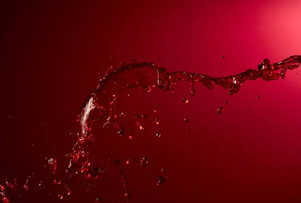 Salpicos Vinho Tinto Fundo Vermelho Escuro Espaço Cópia — Fotografia de Stock