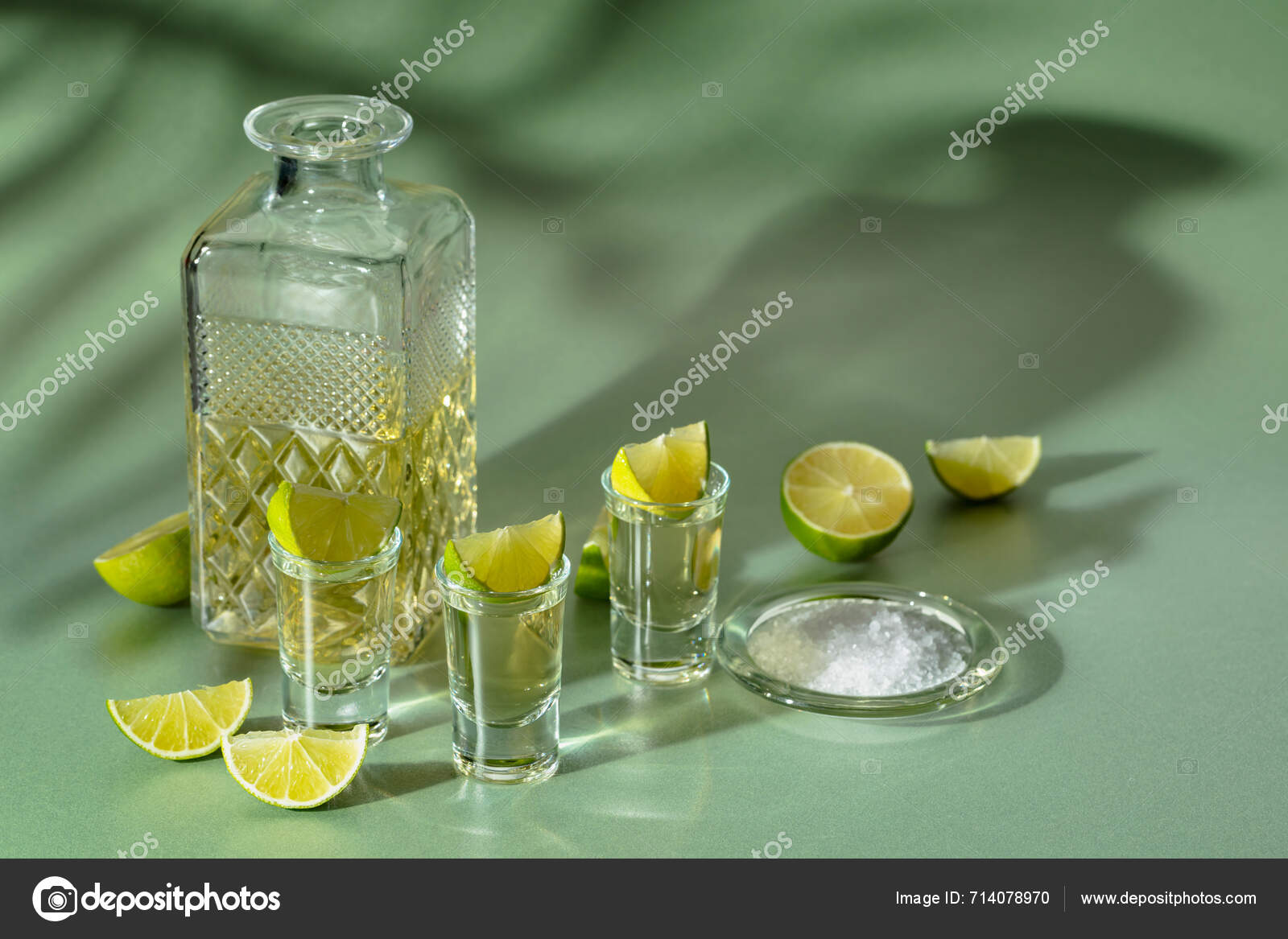 Tequila Con Rodajas Sal Lima Sobre Fondo Verde Luz Del — Foto de stock ...