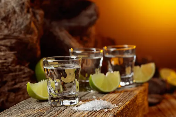 Tequila Mit Salz Und Limettenscheiben Auf Einem Alten Holzbrett — Stockfoto
