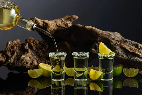 Tequila Ouro Com Sal Marinho Fatias Limão Fundo Velho Obstáculo — Fotografia de Stock