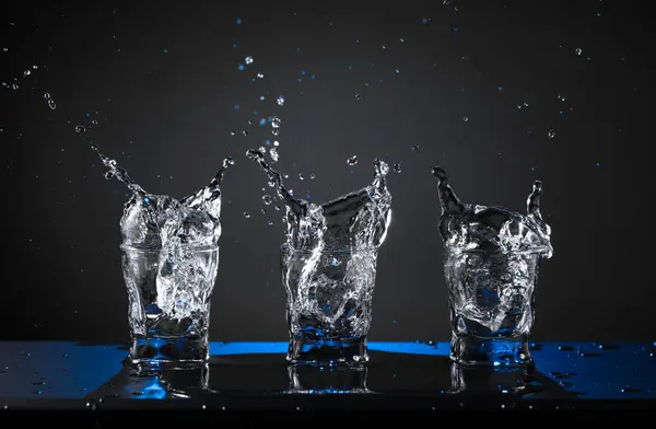 Alkolik Votka Kadehleri Küçük Bardaklarda Sert Içkiler Bir Buz Parçası — Stok fotoğraf
