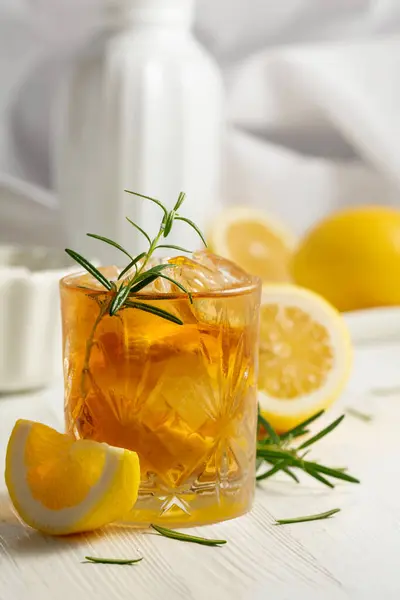 Холодный Чай Алкогольный Коктейль Льдом Розмарином Лимоном Белом Столе Свежий Стоковая Картинка