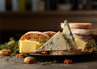 Mutfak masasında peynir, ekmek, ceviz ve kekik. Boşluğu kopyala.