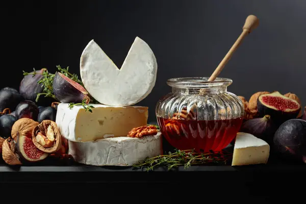 イチジク ブドウ クルミ タイムを使ったカマンベールチーズ ブラックバックのフルーツとソフトチーズ — ストック写真