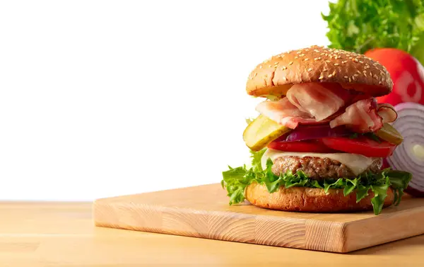 Świeży Smaczny Burger Drewnianym Stole Odizolowany Białym Tle Burger Pomidorem Obrazy Stockowe bez tantiem
