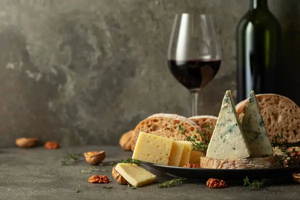 Kaas Brood Rode Wijn Walnoten Een Keukentafel Traditionele Mediterrane Snacks Stockfoto