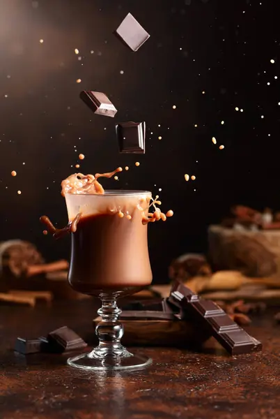 Kawałki Ciemnej Czekolady Wpadają Szklanki Napoju Kakaowego Tworząc Piękny Plusk — Zdjęcie stockowe