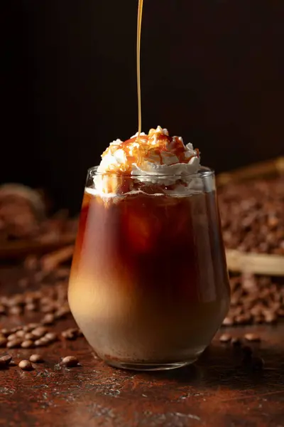 Mrożone Karmelowe Latte Bitą Śmietaną Sosem Karmelowym Orzeźwiający Słodki Napój — Zdjęcie stockowe