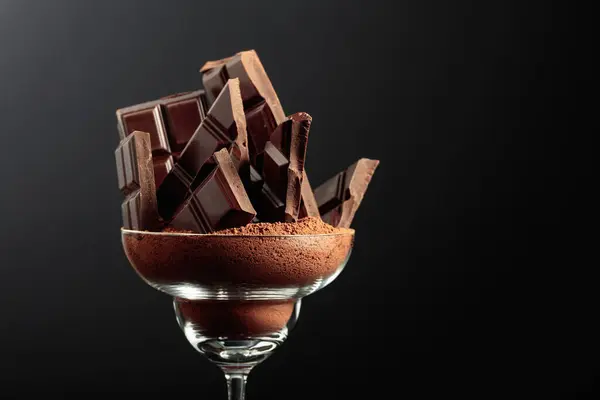 Barra Chocolate Negro Roto Vidrio Con Cacao Polvo Chocolate Sobre Imagen De Stock