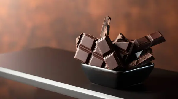 Gebroken Chocoladereep Klein Zwart Schaaltje Kopieerruimte Stockfoto