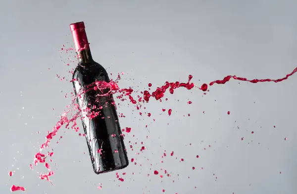 Bottle Red Wine Splashes Copy Space — Stock Photo, Image