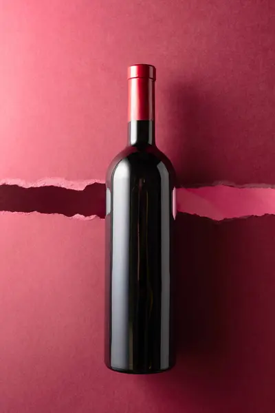 Bottiglia Vino Rosso Fondo Rosso Scuro Vista Dall Alto — Foto Stock