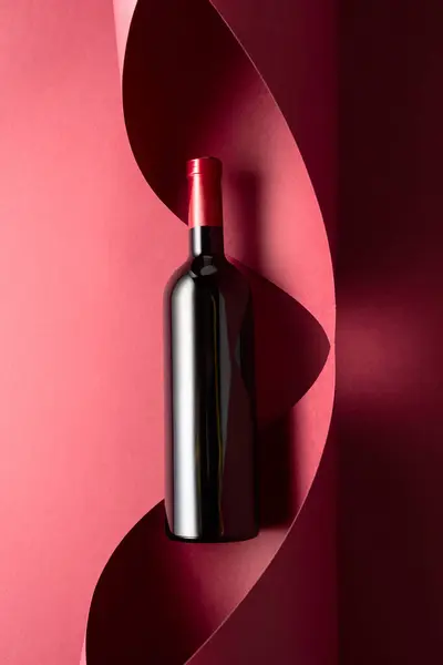 Eine Flasche Rotwein Auf Rotem Hintergrund Ansicht Von Oben Stockfoto