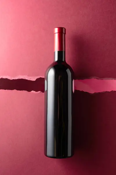 Eine Flasche Rotwein Auf Dunkelrotem Hintergrund Ansicht Von Oben Stockfoto