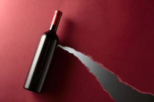Botella Vino Tinto Sobre Fondo Rojo Oscuro Vista Superior Copiar — Foto de Stock