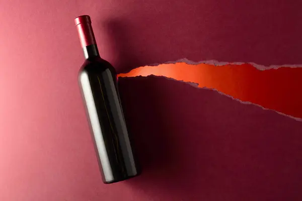 Bottiglia Vino Rosso Fondo Rosso Scuro Vista Dall Alto Copia — Foto Stock