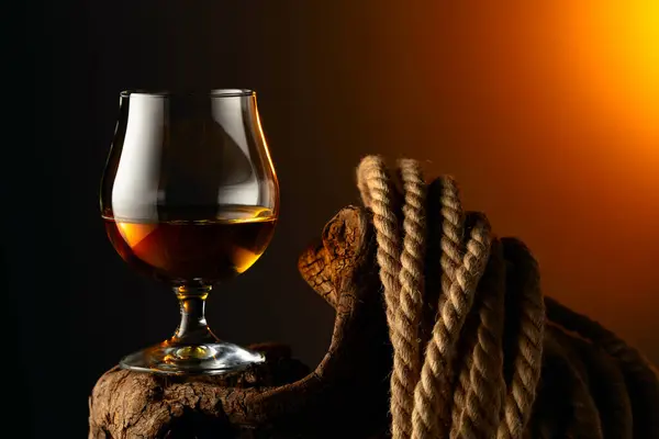 Schnapsschnüffler Und Seil Auf Einem Alten Holzklotz Glas Mit Whiskey Stockbild