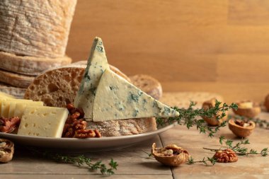 Mutfak masasında peynir, ekmek, ceviz ve kekik. Boşluğu kopyala.