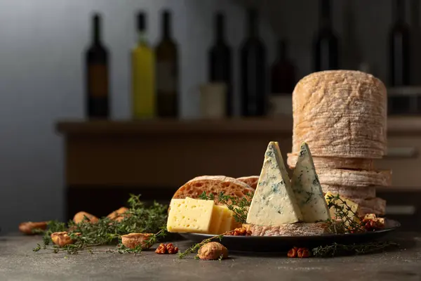 Käse Brot Walnüsse Und Thymian Auf Einem Küchentisch Hintergrund Verschiedene lizenzfreie Stockbilder
