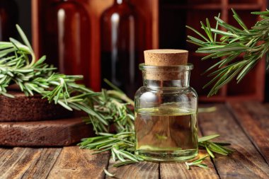 Eski ahşap bir masaya biberiye yağı ya da aşılama. Aromaterapi, spa ve bitkisel ilaç malzemeleri.. 