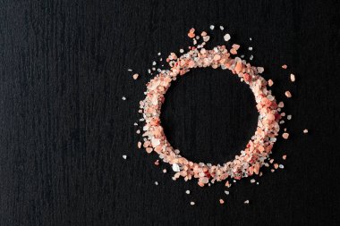 Siyah seramik masada pembe Himalaya tuzu. Üst görünüm.