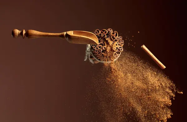 Cinnamon Powder Poured Out Wooden Spoon Ground Cinnamon Cinnamon Sticks — Stock Photo, Image
