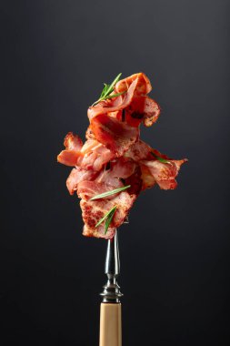 Kızarmış pastırma ve çatallı biberiye. Boşluğu kopyala.