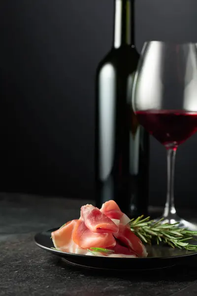Siyah Arka Planda Kırmızı Şarap Biberiyeli Jambon Metnin Için Boşluk — Stok fotoğraf