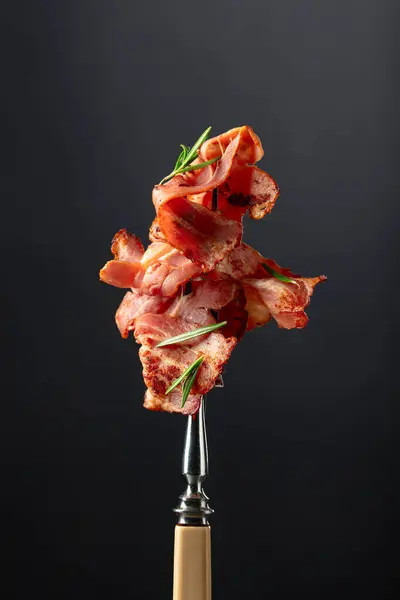 Het Stekt Bacon Skivor Med Rosmarin Gaffel Kopiera Utrymme — Stockfoto