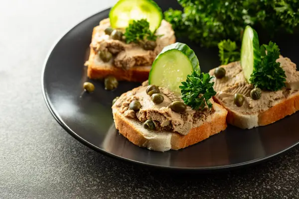 Offene Sandwiches Mit Pastete Frischen Gurken Kapern Und Petersilie Toasts — Stockfoto