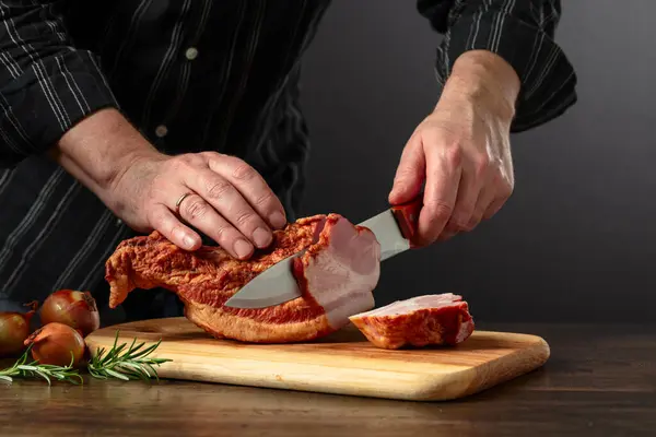Der Koch Schneidet Geräuchertes Schweinefleisch Auf Dem Schneidebrett — Stockfoto
