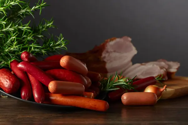 Verschiedene Würstchen Und Geräuchertes Schweinefleisch Auf Einem Küchentisch Kopierraum — Stockfoto