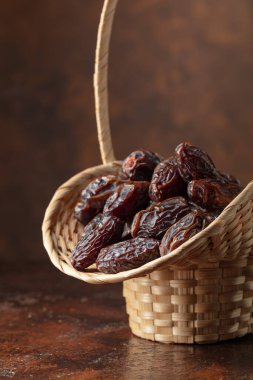 Kahverengi arka planda eski bir sepetteki tarihler. Boşluğu kopyala.