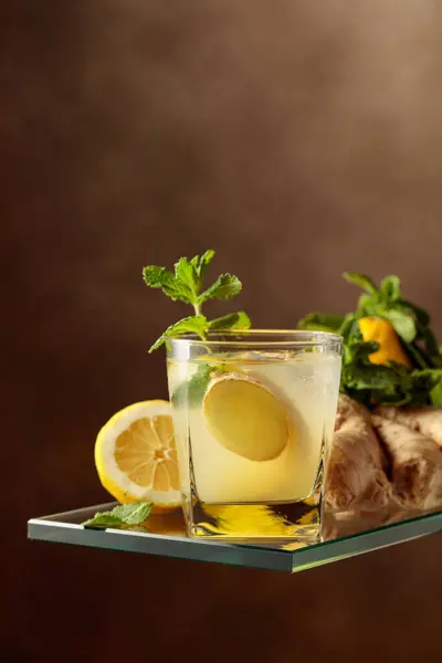 Ginger Ale Beer Cocktail Lemon Mint Frozen Glass Refreshing Summer — Stock Photo, Image