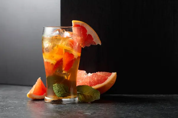 Summer Cocktail Ice Mint Grapefruit Copy Space Стоковое Изображение