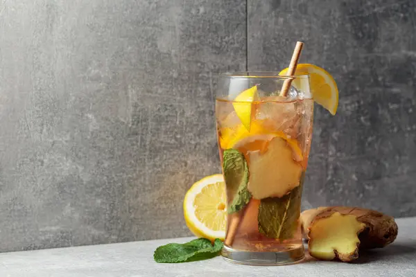 アイス ミント ジンジャー レモンのサマーカクテル グレーの背景にある食材を使った冷たい爽やかな飲み物 コピースペース ストック写真