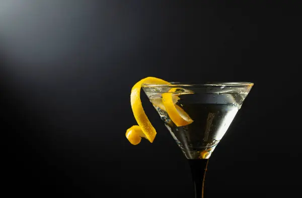 Verre Cocktail Martini Sec Classique Avec Écorce Citron Sur Fond Images De Stock Libres De Droits