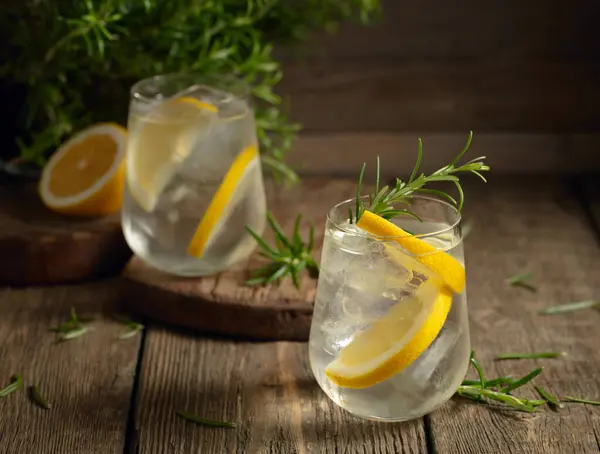Cocktail Gin Tonique Avec Glace Citron Romarin Sur Une Vieille Photos De Stock Libres De Droits