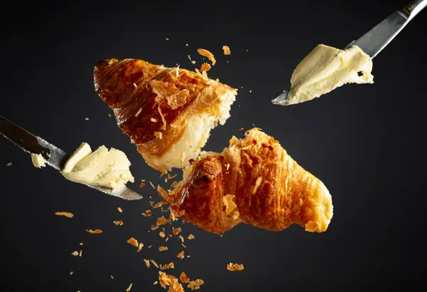 Croissant Recién Horneado Aire Libre Cuchillos Con Mantequilla Sobre Fondo Imágenes De Stock Sin Royalties Gratis