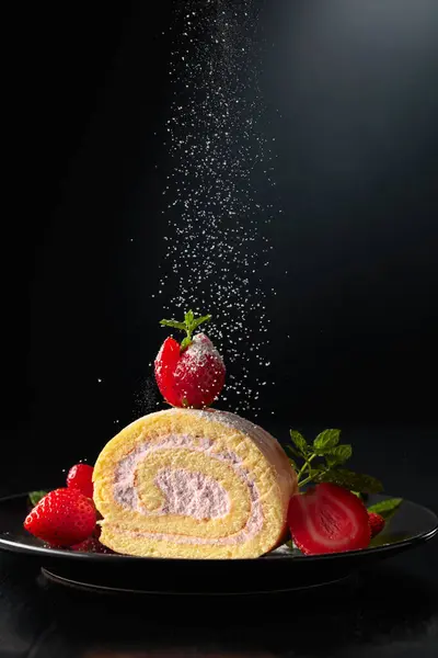 Σπιτικό Ρολό Μπισκότων Φράουλας Τυρί Κρέμα Σαντιγί Και Φρέσκα Μούρα Εικόνα Αρχείου