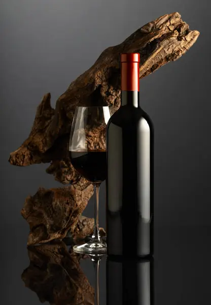 Flaska Och Glas Rött Vin Svart Reflekterande Bakgrund Bakgrunden Gamla — Stockfoto