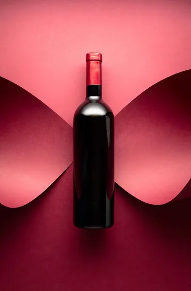 Eine Flasche Rotwein Auf Rotem Hintergrund Ansicht Von Oben Stockbild