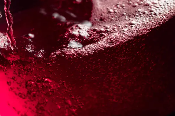 ガラスに赤ワイン抽象的なスプラッシュ マクロショット コピースペース ストック画像