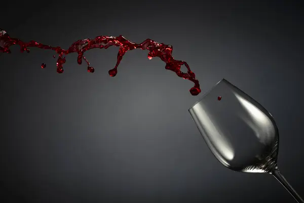 Порожнє Винне Скло Червоне Вино Світиться Темному Тлі Копіювати Простір Ліцензійні Стокові Фото
