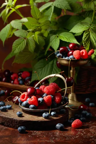 Berries Leaves Old Brown Table Colorful Assorted Mix Blueberries Raspberries Royalty Free Stock Images