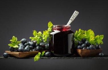 Böğürtlen reçeli ve siyah yapraklı taze böğürtlen..