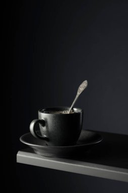 Siyah arka planda bir fincan koyu kahve. Boşluğu kopyala.