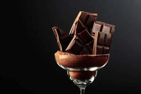 Rozbitá Černá Čokoládová Tyčinka Skle Kakaovým Práškem Čokoláda Černém Pozadí Stock Obrázky