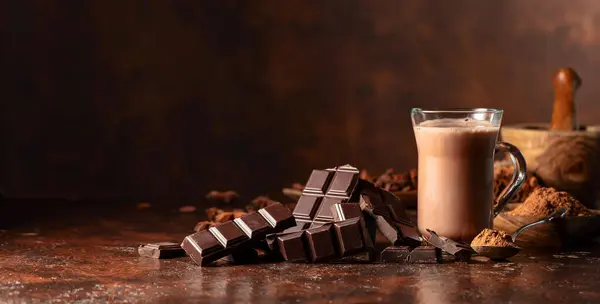 Шматочки Гіркого Шоколаду Склянка Какао Наливають Коричневий Вінтажний Стіл Копіювати Стокове Зображення