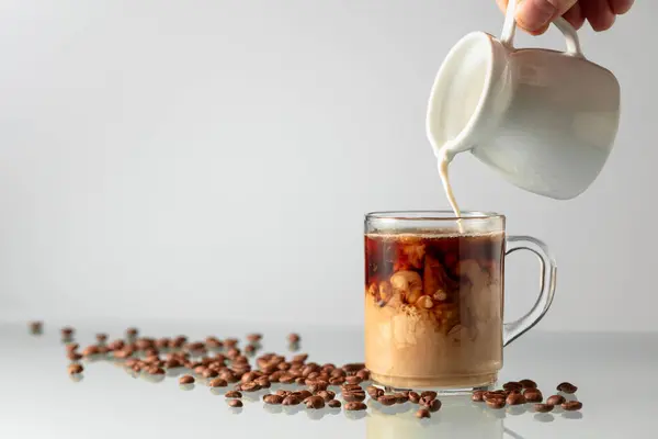Kaffee Mit Sahne Auf Einem Glastisch Milch Schwarzen Kaffee Gießen Stockbild
